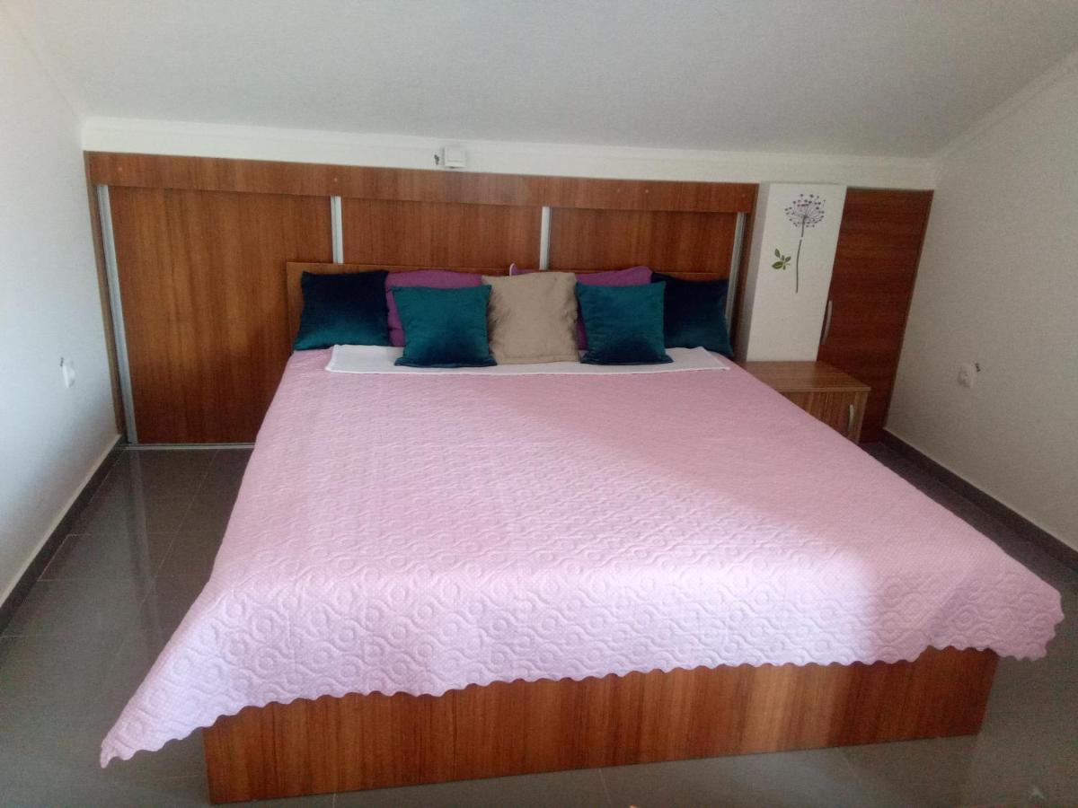 Yard House Trpejca Otel Ohri Oda fotoğraf